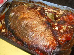 Carpa al horno con verduras, champiñones y nueces