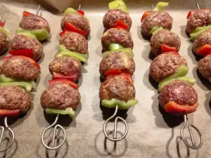 Brochetas de albóndigas