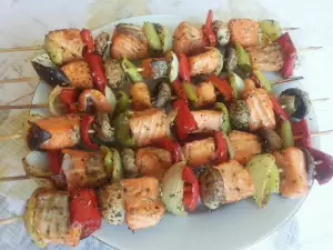 Brochetas de salmón muy coloridas