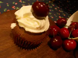 Cupcakes de chocolate con cerezas y queso crema