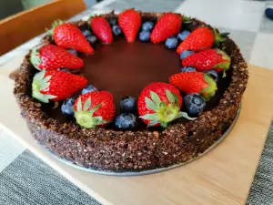 Tarta de chocolate con algarroba y frutas del bosque