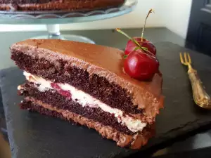 Tarta de chocolate con cerezas