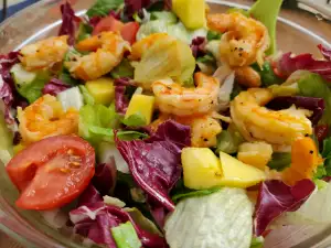 Ensalada exótica con gambas y aderezo de miel