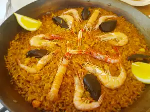 Arroz al horno con gambas y mariscos