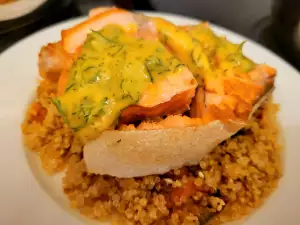 Salmón con quinoa y salsa de mostaza