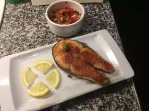 Salmón con ensalada de tomates