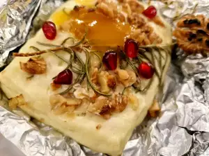 Queso con miel y nueces en papel de aluminio