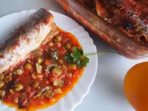 Caballa en salsa de tomate con guisantes y pepinillos