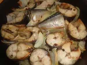 Caballa encebollada al horno