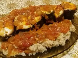 Deliciosa caballa sobre canapé de arroz al vapor