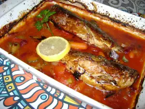 Caballa en salsa de tomate con alubias y pepinillos