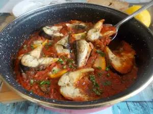 Caballa con salsa de tomate y cebolla al horno