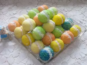 Pastelitos de colores con crema de mantequilla