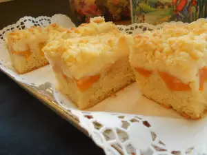 Tarta con albaricoques, nata y migas crujientes