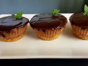 Pastelitos pequeños con mousse de chocolate