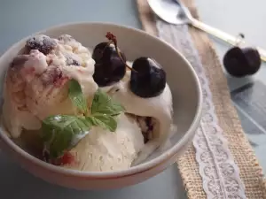 Helado casero con cerezas