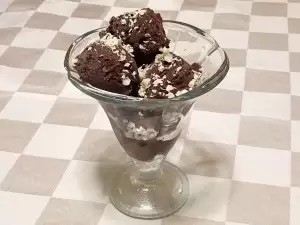 Helado de chocolate casero con nata