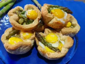 Cestas con huevos de codorniz y espárragos