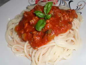 Espaguetis con pesto y carne picada