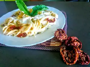 Espaguetis con tomates secos y tres quesos