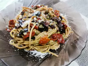 Espaguetis con tomates secos y pesto