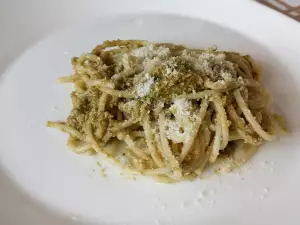 Espaguetis de pesto con parmesano