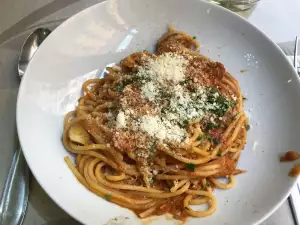 Espaguetis con anchoas y almendras