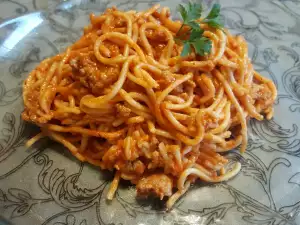 Espaguetis con tomate y carne picada