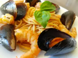 Espaguetis con gambas y mejillones