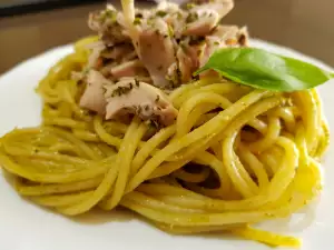 Espaguetis con pesto y pollo