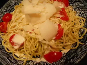 Espaguetis con pesto y tomates