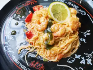 Espaguetis con gambas y pesto