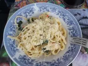 Linguine con espinacas, gambas y bechamel