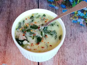 Sopa keto de pollo y espinacas