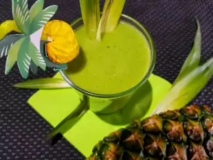 Smoothie verde con pera y piña