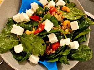 Ensalada de espinacas con anacardos y fresas