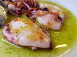Calamares asados con pesto de rúcula