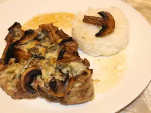 Chuletas de cerdo con champiñones y queso azul