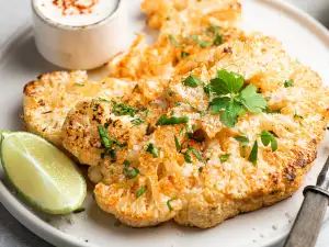Filetes de coliflor al horno con salsa de ajo