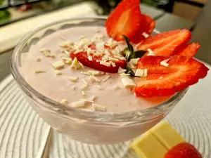 Mousse de fresa, nata y chocolate blanco