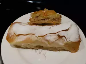 Strudel de manzanas y arándanos secos