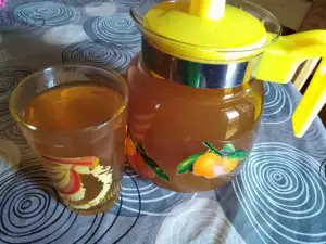 Té helado con hierbas aromáticas y miel