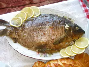 Carpa rellena de arroz, nueces y aceitunas