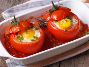 Tomates rellenos con huevos y queso