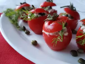 Tomates rellenos de atún con alcaparras