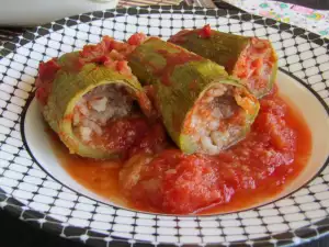 Calabacín relleno con carne y salsa de tomate