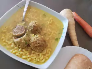 Sopa de chirivía con cavatappi y albóndigas