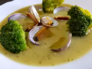 Sopa de puerros con almejas y brócoli