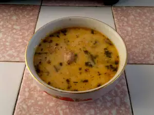 Sopa de cabeza de cordero con guisantes