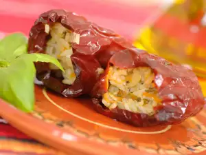 Pimientos rojos secos rellenos de arroz y cebolla